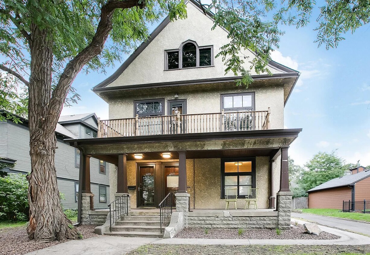 Upper unit Balcony - 1609 Elliot Ave