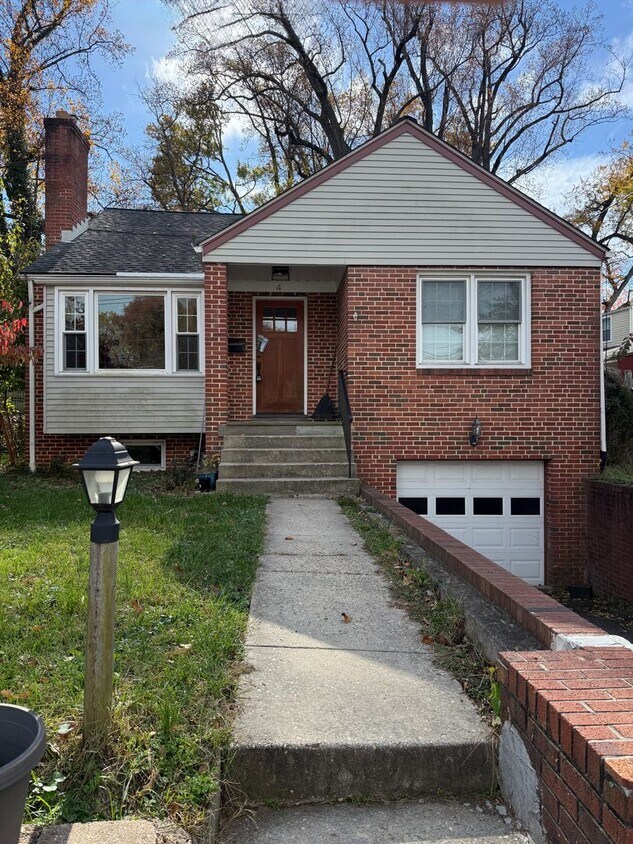 Foto principal - Charming 3-Bedroom Home in Silver Spring
