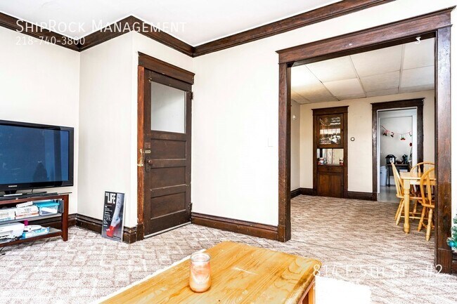 Building Photo - 814 E 5th St