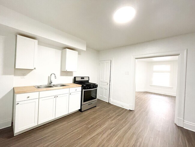 Foto del edificio - Available NOW - Renovated 2 Bedroom Row Ho...