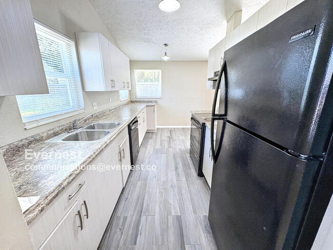 Building Photo - Charming Home with Fenced Backyard and Con...