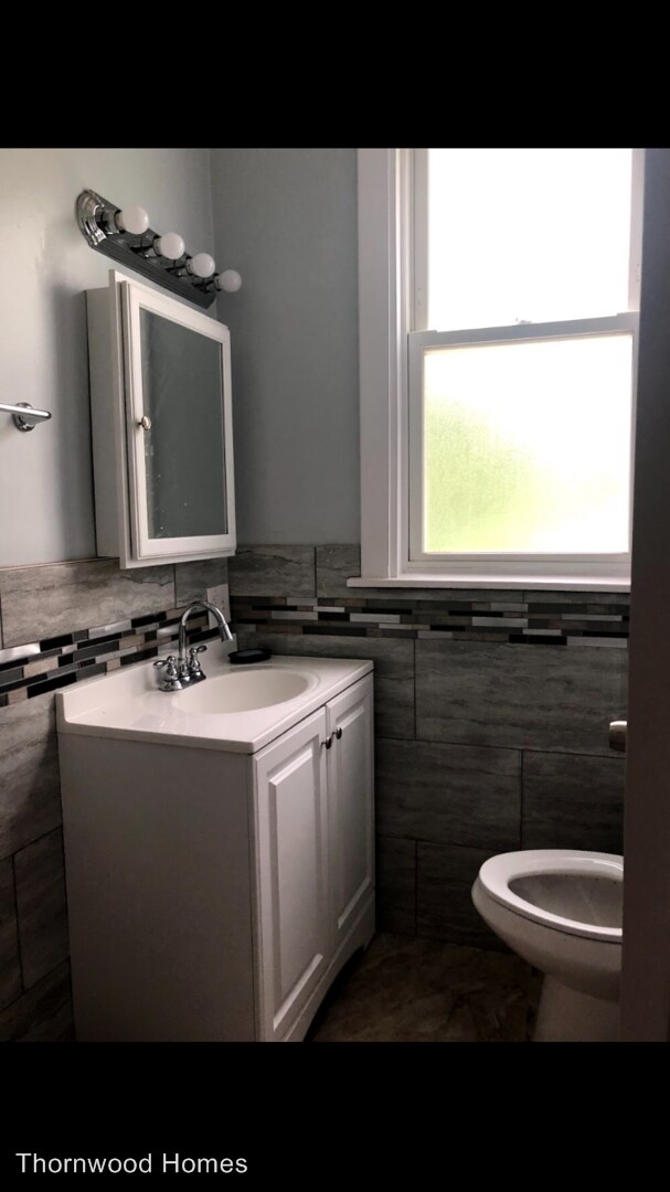 Building Photo - 4 br, 1.5 bath House - 1024 W. 87th St.