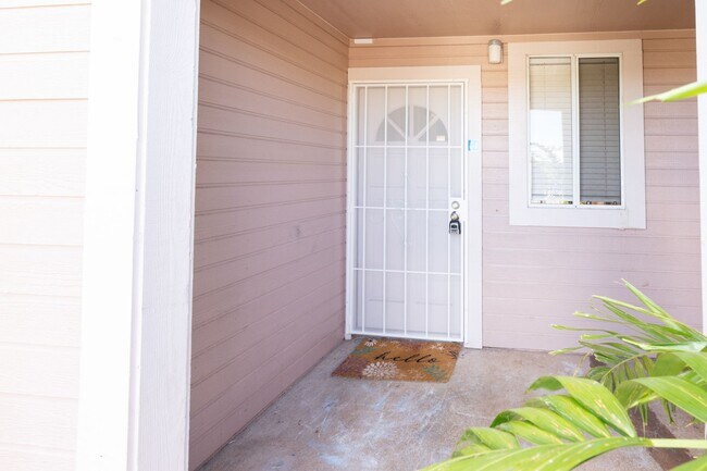 Foto del edificio - 2-Bedroom, 2-Bathroom Home in Waipahu – 2 Parking Stalls & Private Backyard