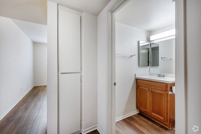 2BD, 2BA - 830SF - Primary Bathroom - Veteran Plaza