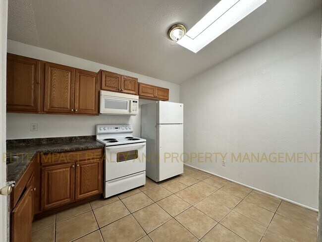 Foto del edificio - 423 E Thoroughbred St