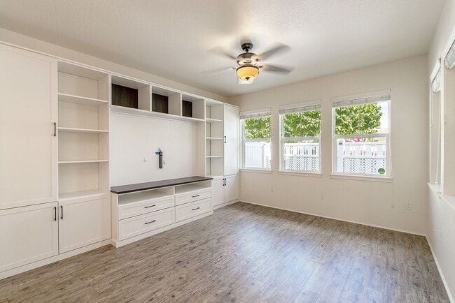 Building Photo - Stunning 3-bedroom and 2.5 Bath - Located ...