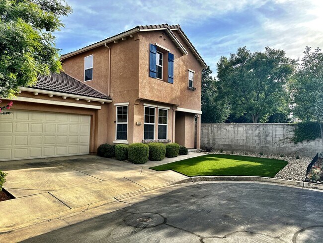 Building Photo - 2 BEDROOM 2.5 BATHROOM  + LOFT - 5233 W. F...