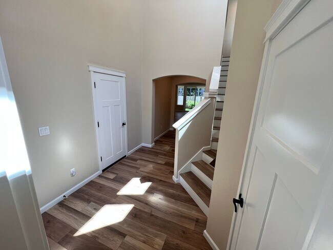 Foto del edificio - Stunning 5 bedroom W/Bed & Full Bath on Main Floor