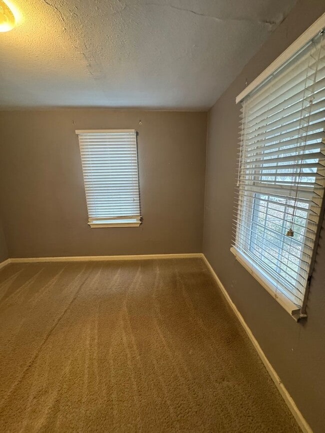 Building Photo - 3 bedroom 1 bathroom house