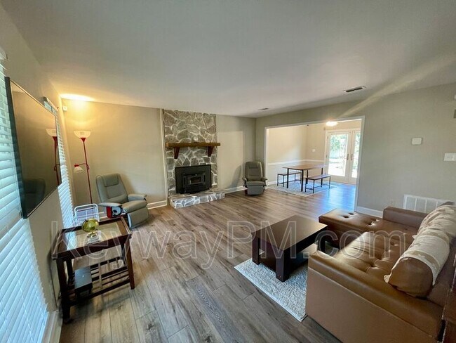 Foto del edificio - 547 Pheasant Run Dr