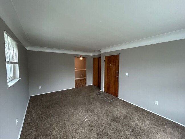 Building Photo - 325 Pike St