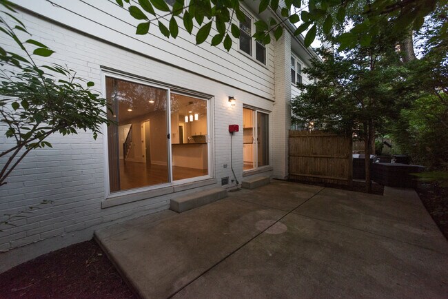 Building Photo - 736 Green Bay Rd