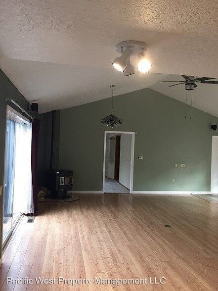 Building Photo - 4 br, 2 bath House - 3432 Bluff Ave SE