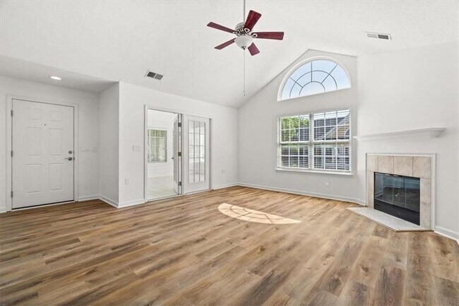 Building Photo - 1305 Village Ln