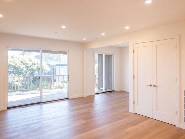 Foto del edificio - Stunning, Fully Remodeled Jr. 1bd/1ba! Remodeled! Private Deck! Parking! Laundry! PROGRESSIVE!