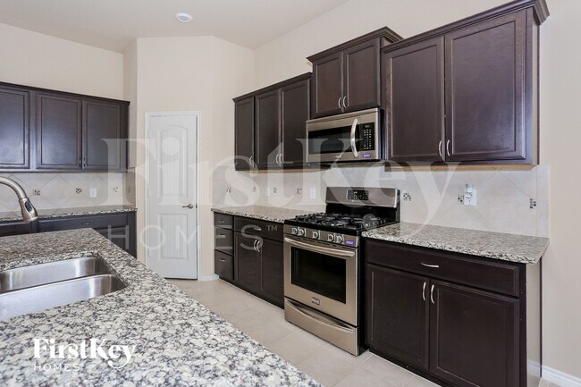 Foto del edificio - 921 Lake Cypress Ln