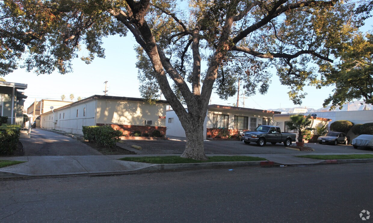 Primary Photo - 911 W Angeleno Ave