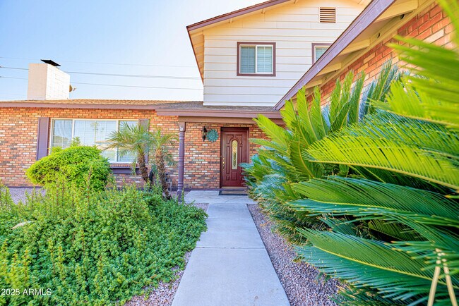 Building Photo - 2547 W Naranja Ave