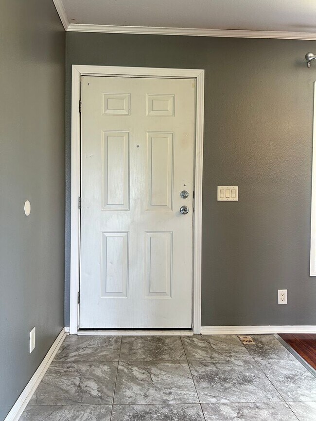 Building Photo - Spacious 4 Bedroom Home with Basement, Clo...