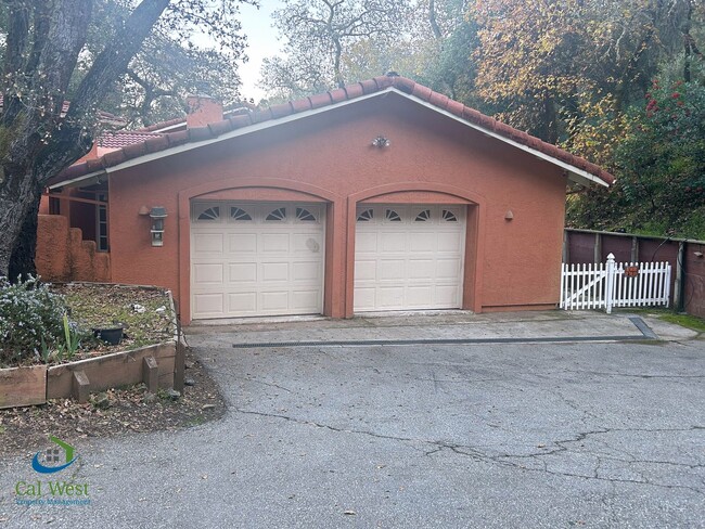 Building Photo - $4,595 - Large Gorgeous 3/2 Tri-Level Home with Beautiful Views in Gilroy near Wineries