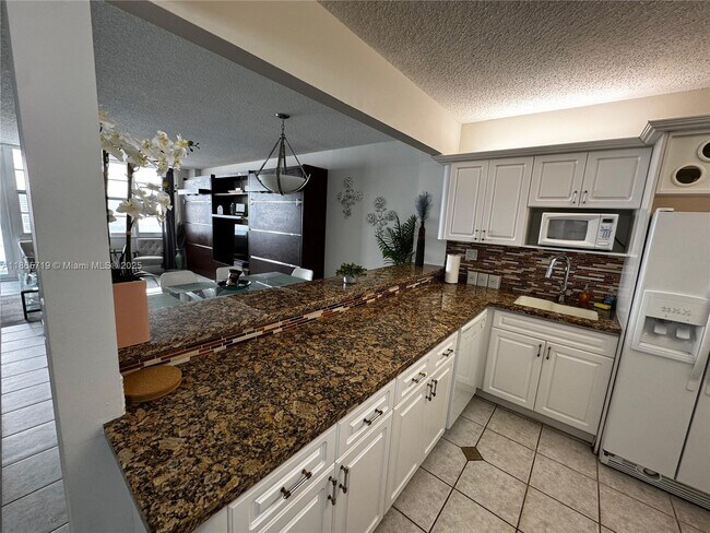 Building Photo - 3725 S Ocean Dr