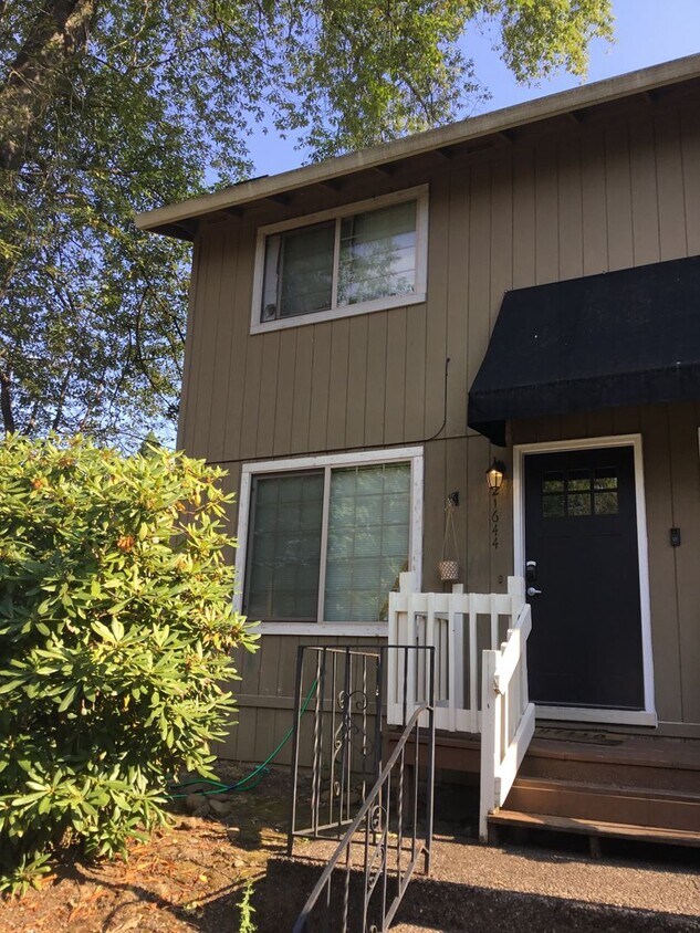 Foto del edificio - 21640-21644 SE Alder St