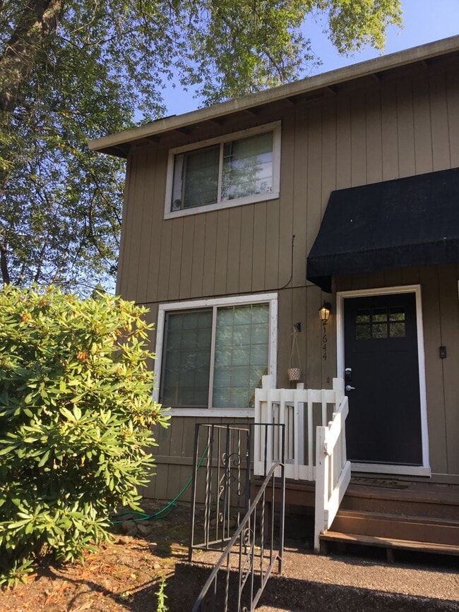 Photo - 21640-21644 SE Alder St Apartment