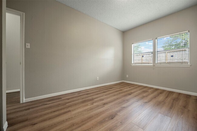 Foto del edificio - 7120 Deer Creek Ct