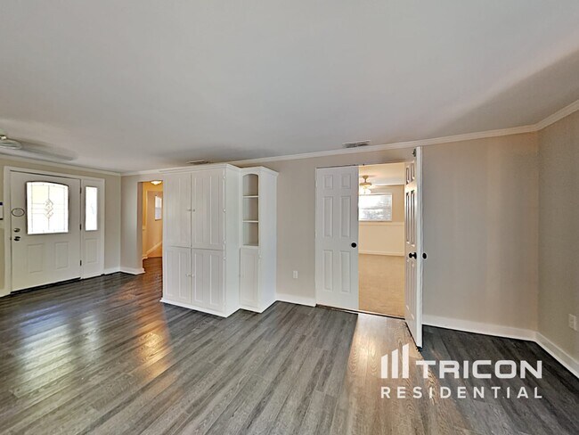 Building Photo - 5560 Waneta Pl