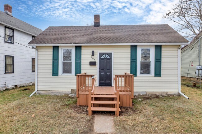 Building Photo - 566 E Locust St