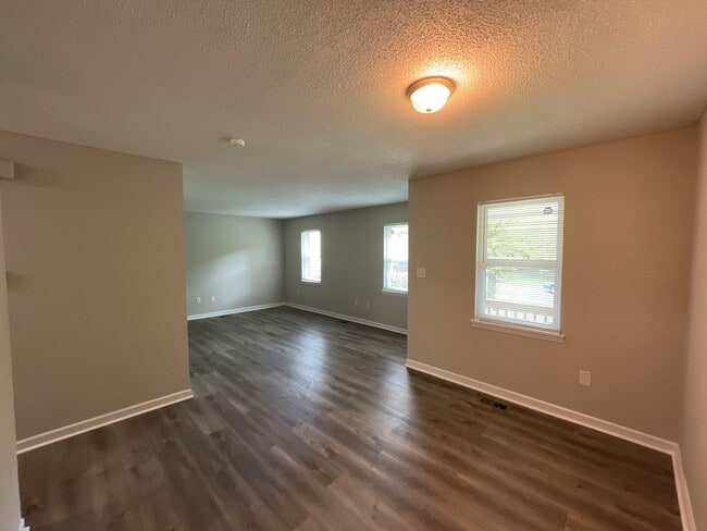 Building Photo - Great Duplex Unit Ready for YOU!