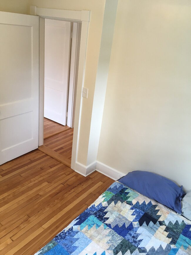 Smaller rear bedroom - 299 High Street