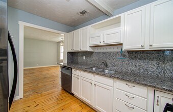 Building Photo - 15510 Cypress Garden Dr