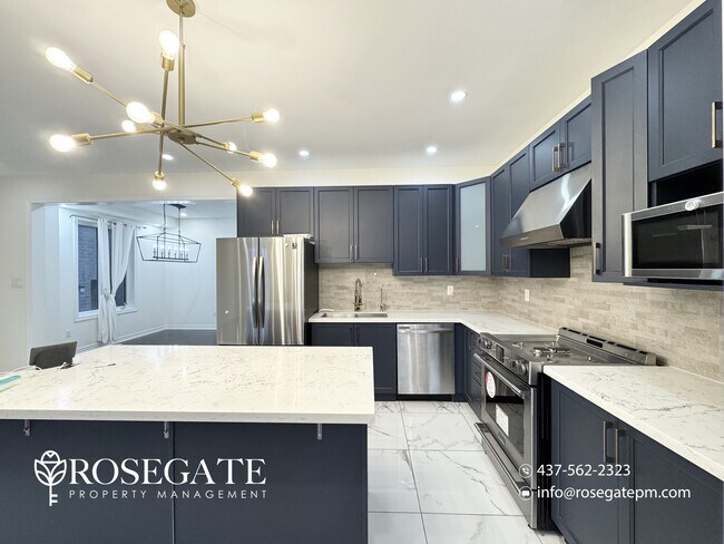 Photo du bâtiment - Elegant 4-Bedroom Main-Level Home with Mul...