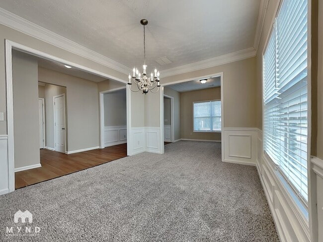 Building Photo - 2250 Village Green Dr