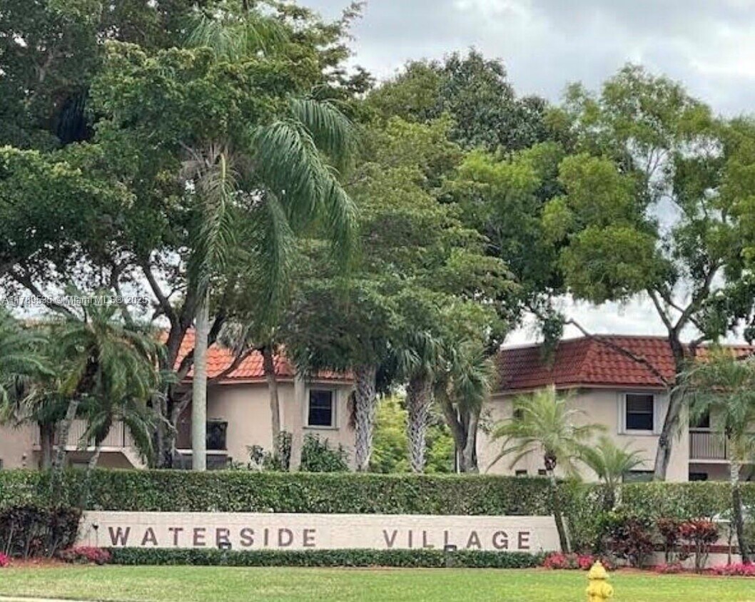 Foto principal - 15701 W Waterside Cir