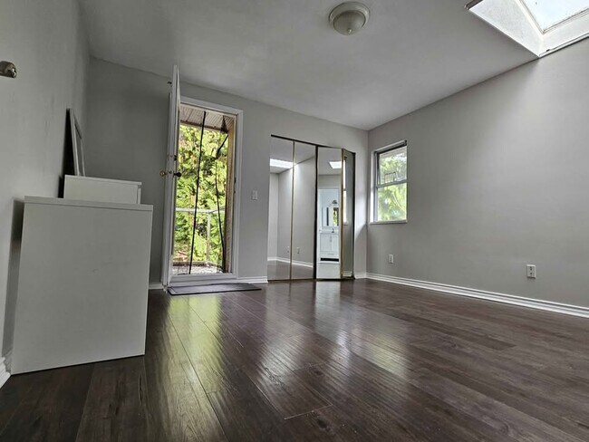 Photo du bâtiment - 1318 Ross Rd