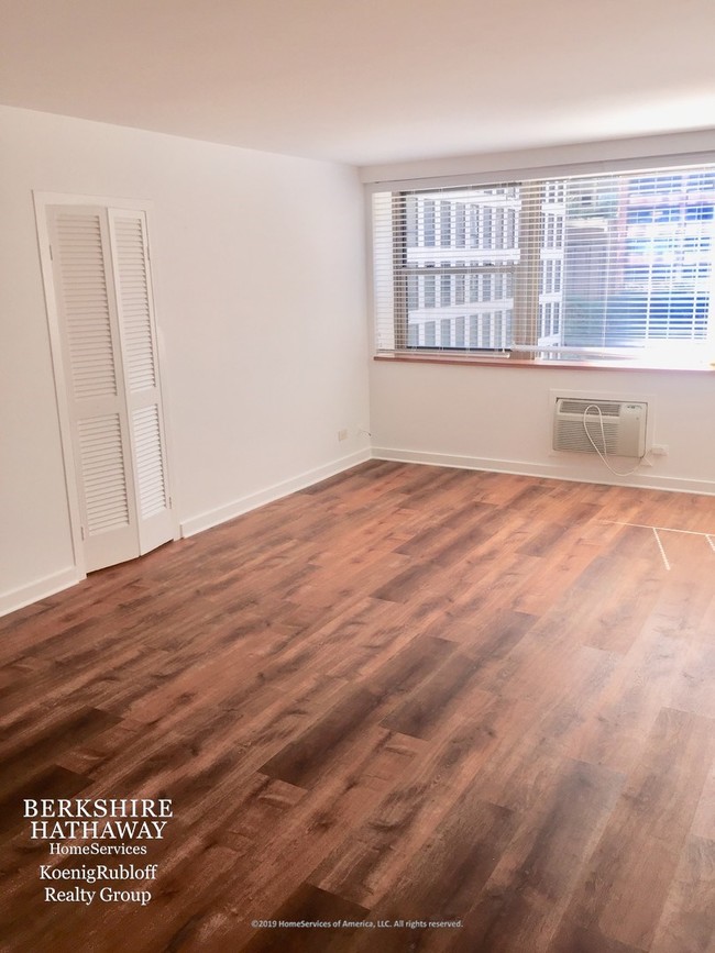 Building Photo - 253 E Delaware Pl