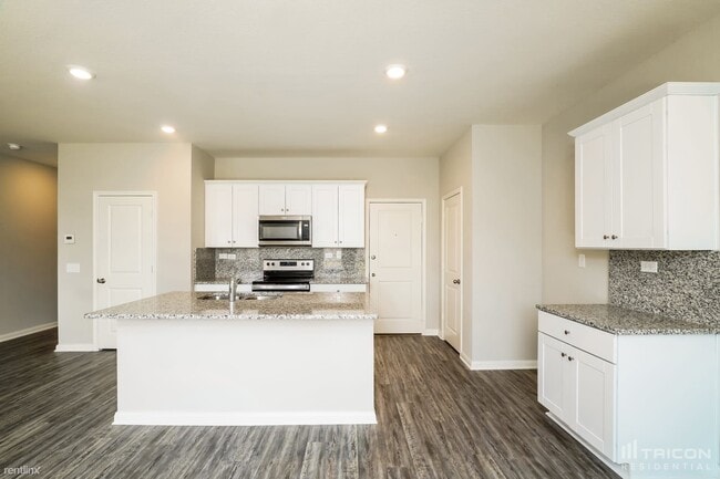 Building Photo - 14350 Palm Ridge