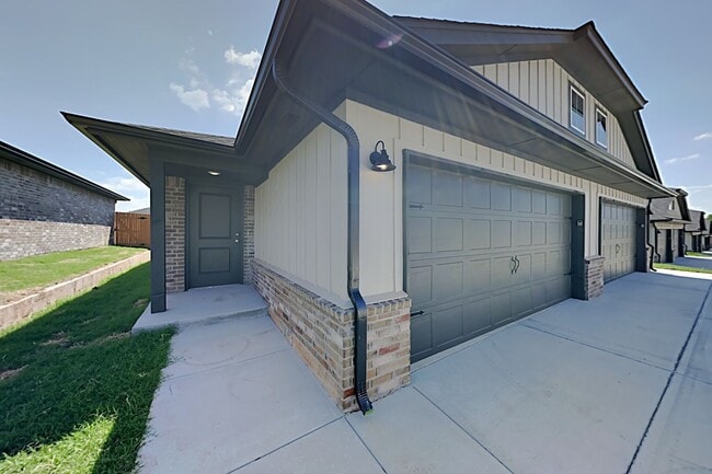 Building Photo - 2 Bedroom 2 Bathroom 2 Car Garage Close to Broadway Extension, a short distance from Edmond and e...