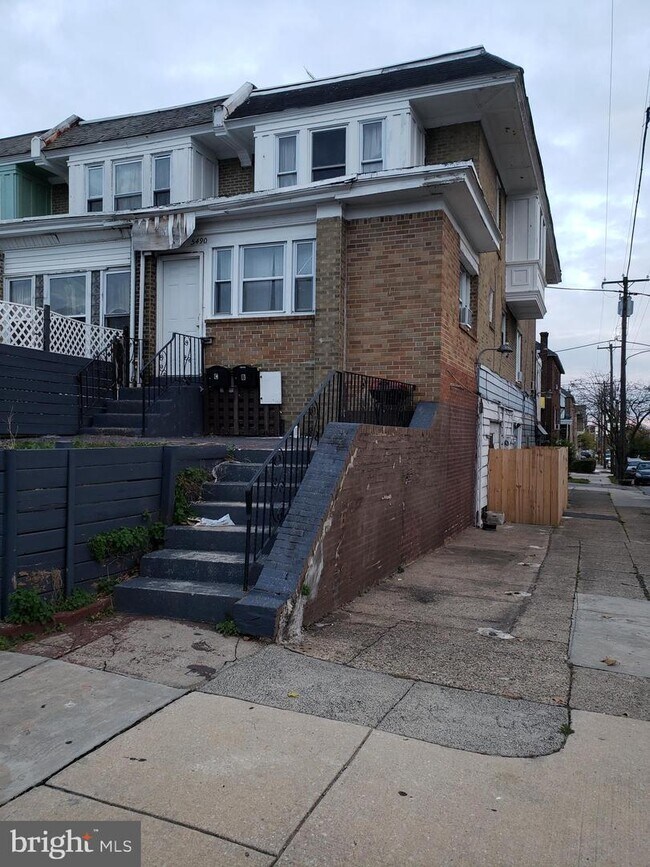 Building Photo - 5490 W Berks St