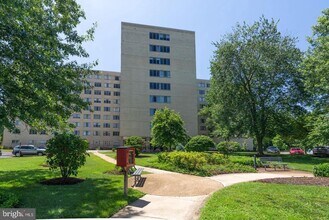 Building Photo - 6631 Wakefield Dr