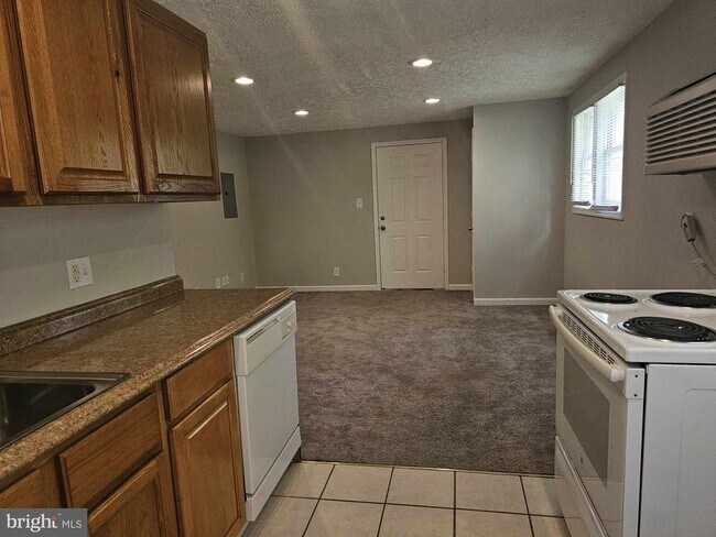 Building Photo - 144 Hillcrest Dr