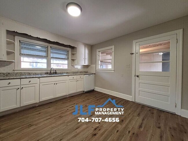 Building Photo - 2/1 Home on Large Flat Lot in Rockwell