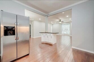 Building Photo - 2255 Braeswood Park Dr