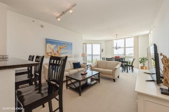 Building Photo - 806 E Windward Way