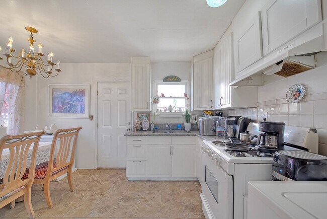 Se incluye una estufa nueva de acero inoxidable, pero no aparece en la foto. - 4626 W 149th St