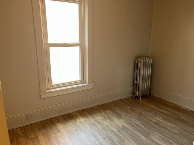 Building Photo - 305 7th St