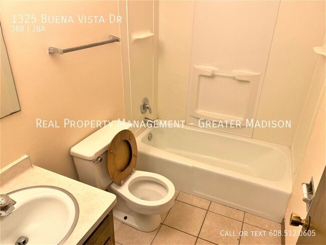 Building Photo - 1325 Buena Vista Dr