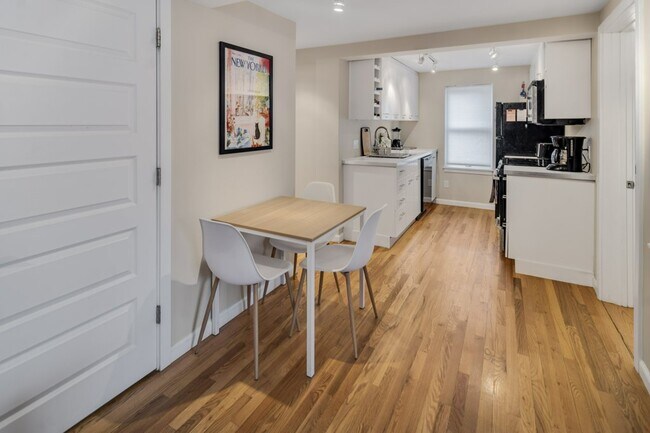 Comedor y cocina - 233 Forest Home Dr